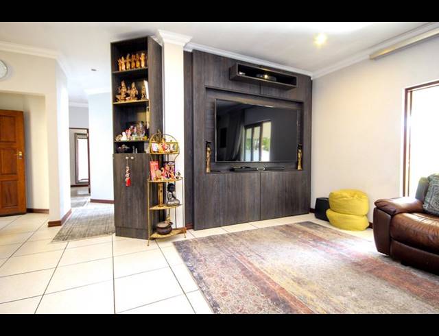 3 BEDROOM TOWNHOUSE FOR SALE IN THATCHFIELD